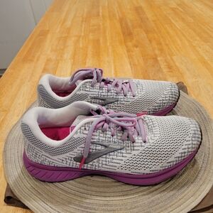 👟EUC~ BROOKS REVEL 3 RUNNING SHOES